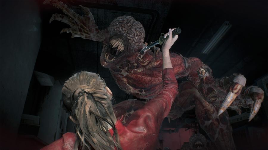 Claire Redfield enfrentando um Licker, um tipo de mutação secundária em zumbis.